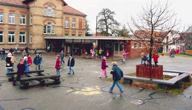 Pause in der Hüffenhardter Schule. Auf der freien Fläche vor dem Backstein-Anbau könnte das Kinderhaus im Jahr 2009 stehen.Foto: Annette Gast-Prior Pause in der Hüffenhardter Schule. Auf der freien Fläche vor dem Backstein-Anbau könnte das Kinderhaus im Jahr 2009 stehen.Foto: Annette Gast-Prior