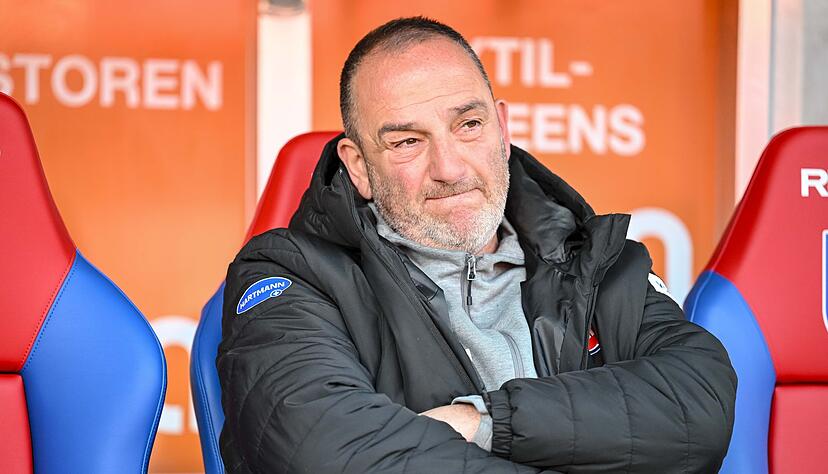 Heidenheims Trainer Frank Schmidt steht mit seinem Team unter Druck.