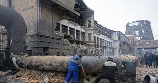 Die EU will die Ukraine beim Wiederaufbau von Infrastruktur unterst&uuml;tzen. (Archivbild)