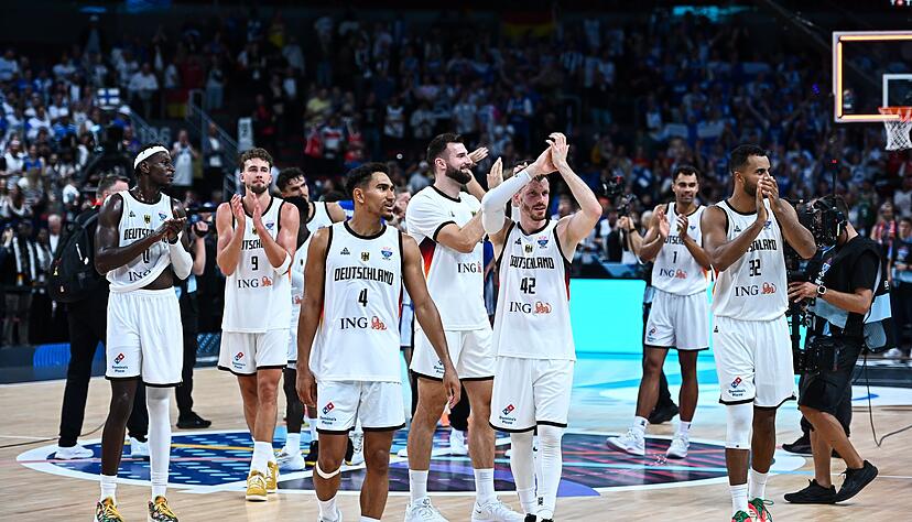 Deutschlands Basketballer feiern den Finaleinzug bei der EM.