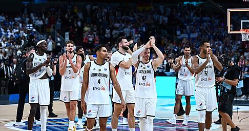 Deutschlands Basketballer feiern den Finaleinzug bei der EM.