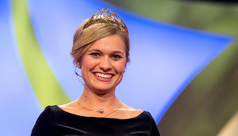 Carolin Klöckner, Württemberg, ist die 70. Deutsche Weinkönigin und steht auf der Bühne. Carolin Klöckner, Württemberg, ist die 70. Deutsche Weinkönigin und steht auf der Bühne.
