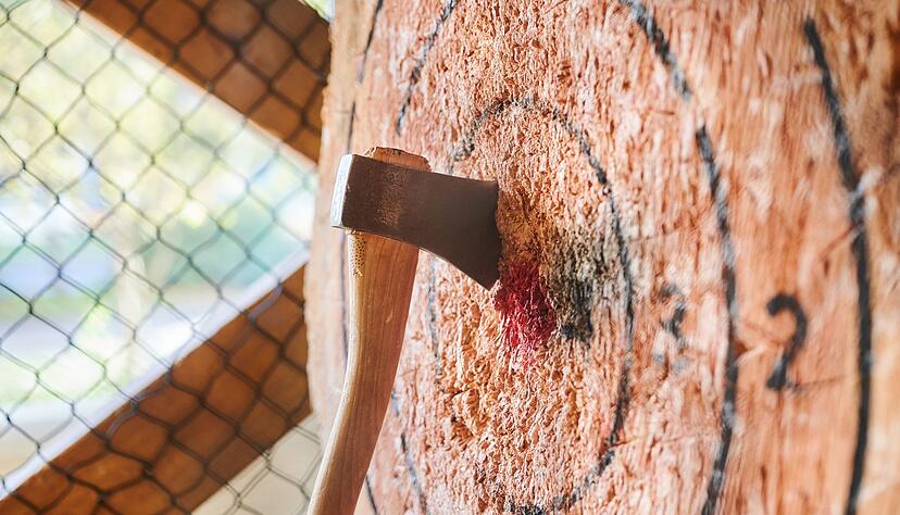 Eine Axt, geworfen von Jim Barker, Axe Master im Wood Cutter. Egal ob mit dem Tinder-Date oder mit der Familie: Der Trendsport findet viel Anklang.