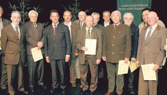 Diese Jäger gehören seit mindestens 40 Jahren zu den Heilbronner Jägern, vierter von links ist der Vorsitzende Paul Röckel. 51 Mitglieder wurden für ihre langjährige Treue geehrt. Foto: Peter Klotz Diese Jäger gehören seit mindestens 40 Jahren zu den Heilbronner Jägern, vierter von links ist der Vorsitzende Paul Röckel. 51 Mitglieder wurden für ihre langjährige Treue geehrt. Foto: Peter Klotz