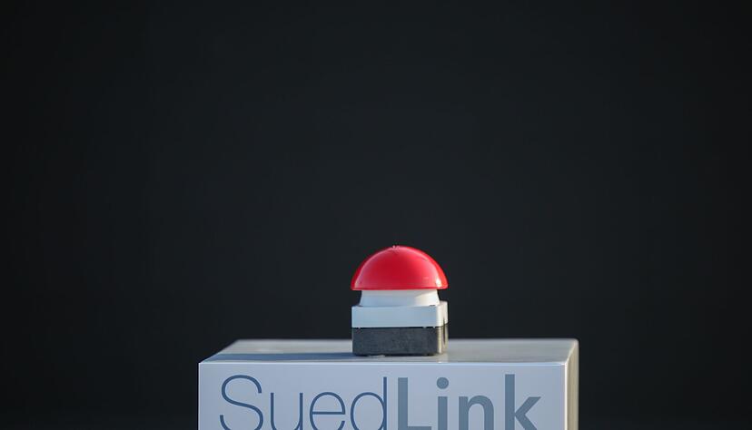 Ein roter Startknopf ist beim Spatenstich des Strom&uuml;bertragungsprojekts &laquo;Suedlink&raquo; zu sehen.