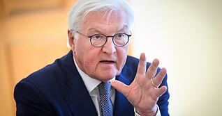 Bundespr&auml;sident Frank-Walter Steinmeier (M) &auml;u&szlig;ert sich bei einem Gespr&auml;ch mit rund 20 Journalistinnen und Journalisten von Lokalzeitungen anl&auml;sslich des Tages des Lokaljournalismus (5. Mai) im Schloss Bellevue.
