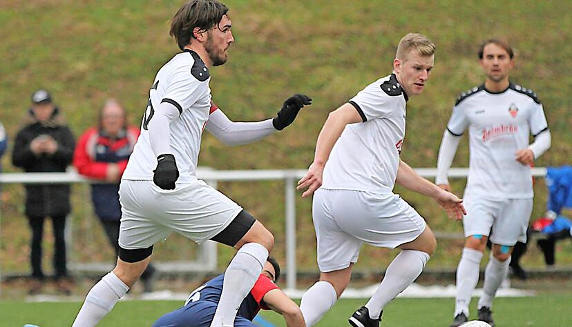 Christian Schweinfurth (von links), Pascal M&uuml;nzer und Alexander Rudenko m&uuml;ssen gegen den VfR Mannheim 90 Minuten lang 100 Prozent Leistung zeigen, sonst reicht es nicht zum erhofften Sieg.Foto: Alexander Bertok