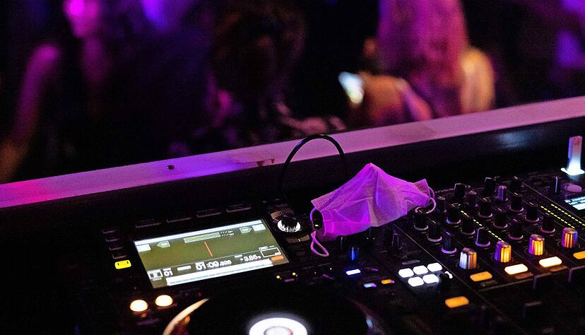 Aus 2G wird bald 2G plus: In Baden-W&uuml;rttemberg sollen in Diskos, Bars und Clubs nur noch Geimpfte oder Genesene zugelassen werden, die zus&auml;tzlich noch einen negativen Antigenschnelltest vorweisen k&ouml;nnen.
Foto: dpa