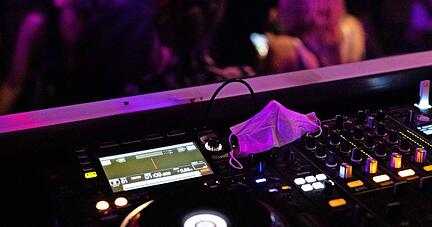 Aus 2G wird bald 2G plus: In Baden-W&uuml;rttemberg sollen in Diskos, Bars und Clubs nur noch Geimpfte oder Genesene zugelassen werden, die zus&auml;tzlich noch einen negativen Antigenschnelltest vorweisen k&ouml;nnen.
Foto: dpa