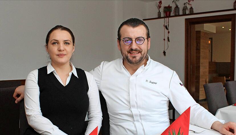 Führen Dukas Bahnhof in Schöntal und seit gut einem Jahr den Württemberger Hof in Möckmühl: Arjana und Dukagjin Sejfijaj. Die Gastronomen beschäftigen in beiden Betrieben gut 20 Mitarbeiter.
Foto: Simon Gajer Führen Dukas Bahnhof in Schöntal und seit gut einem Jahr den Württemberger Hof in Möckmühl: Arjana und Dukagjin Sejfijaj. Die Gastronomen beschäftigen in beiden Betrieben gut 20 Mitarbeiter.
Foto: Simon Gajer