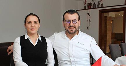 Führen Dukas Bahnhof in Schöntal und seit gut einem Jahr den Württemberger Hof in Möckmühl: Arjana und Dukagjin Sejfijaj. Die Gastronomen beschäftigen in beiden Betrieben gut 20 Mitarbeiter.
Foto: Simon Gajer