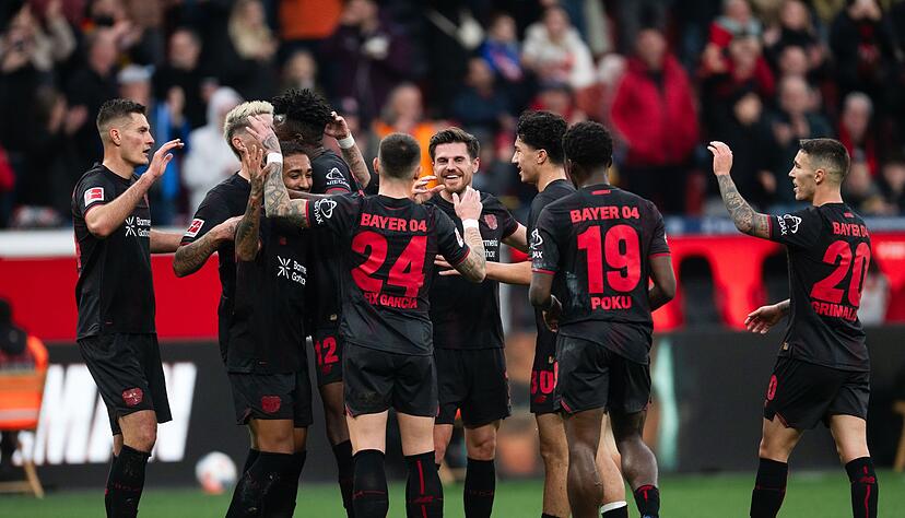 Bayer Leverkusen jubelt über den Treffer zum 2:0.