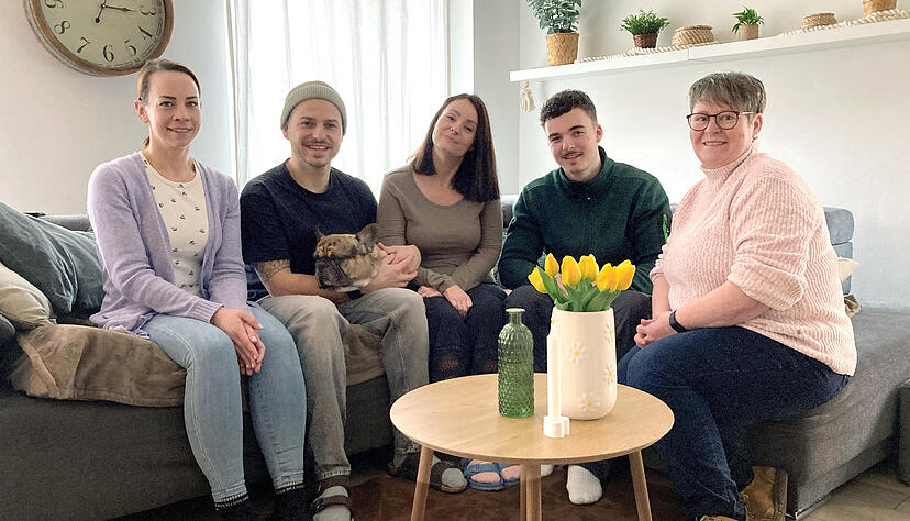 Jana Vogelgsang, Oscar Musser, Sinja-Rosaria Stefanakoudis, ihr Sohn Athanassios und Andrea Wetzenbach (von links) in der gem&uuml;tlichen Wohnung in &Ouml;hringen. Sie muss nun rollstuhlgerecht umgebaut werden.