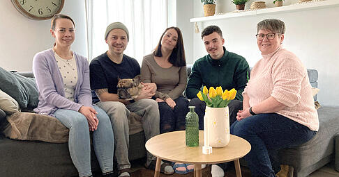 Jana Vogelgsang, Oscar Musser, Sinja-Rosaria Stefanakoudis, ihr Sohn Athanassios und Andrea Wetzenbach (von links) in der gem&uuml;tlichen Wohnung in &Ouml;hringen. Sie muss nun rollstuhlgerecht umgebaut werden.