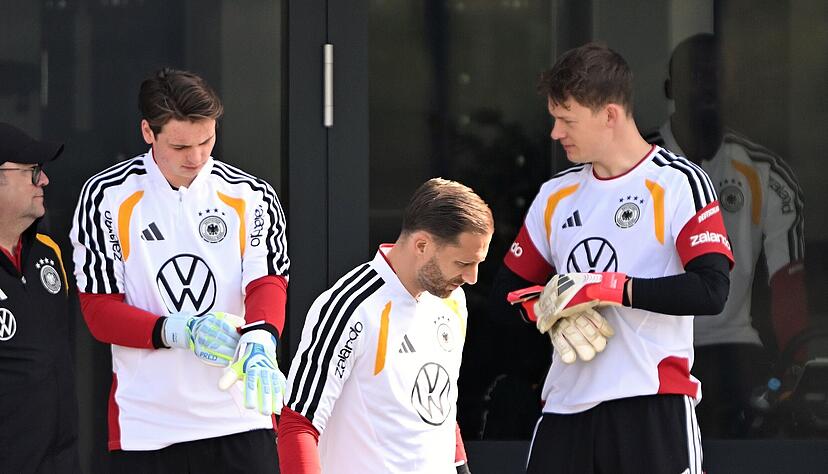 Jetzt ist Alexander N&uuml;bel dran (rechts). Der Torwart des VfB Stuttgart spielt in Stuttgart f&uuml;r die Nationalelf. Oliver Baumann (Mitte) ist die Nummer eins f&uuml;r die WM, Jonas Urbig (links) eine Zukunftshoffnung.