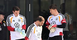 Jetzt ist Alexander N&uuml;bel dran (rechts). Der Torwart des VfB Stuttgart spielt in Stuttgart f&uuml;r die Nationalelf. Oliver Baumann (Mitte) ist die Nummer eins f&uuml;r die WM, Jonas Urbig (links) eine Zukunftshoffnung.