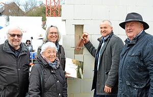 Strahlende Gesichter (v.l.) bei der Grundsteinlegung: Museumsleiter Michael Scheurer, Lore Böhringer, Architekt Gerd Krummlauf, Ralf Steinbrenner und Sicherheitskoordinator Hans Ulrich.
Foto: Archiv/Staudinger Strahlende Gesichter (v.l.) bei der Grundsteinlegung: Museumsleiter Michael Scheurer, Lore Böhringer, Architekt Gerd Krummlauf, Ralf Steinbrenner und Sicherheitskoordinator Hans Ulrich.
Foto: Archiv/Staudinger