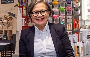 Eva Schnepf freut sich über die Impulse der Aktion. Bei Schreibwaren Seel kann man per Videoshopping einkaufen.