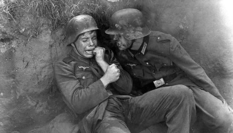 Volker Lechtenbrink (l) als Klaus Hager und Karl-Michael Balzer als Karl Horber 1959 in einer Szene des Films "Die Brücke". Volker Lechtenbrink (l) als Klaus Hager und Karl-Michael Balzer als Karl Horber 1959 in einer Szene des Films "Die Brücke".