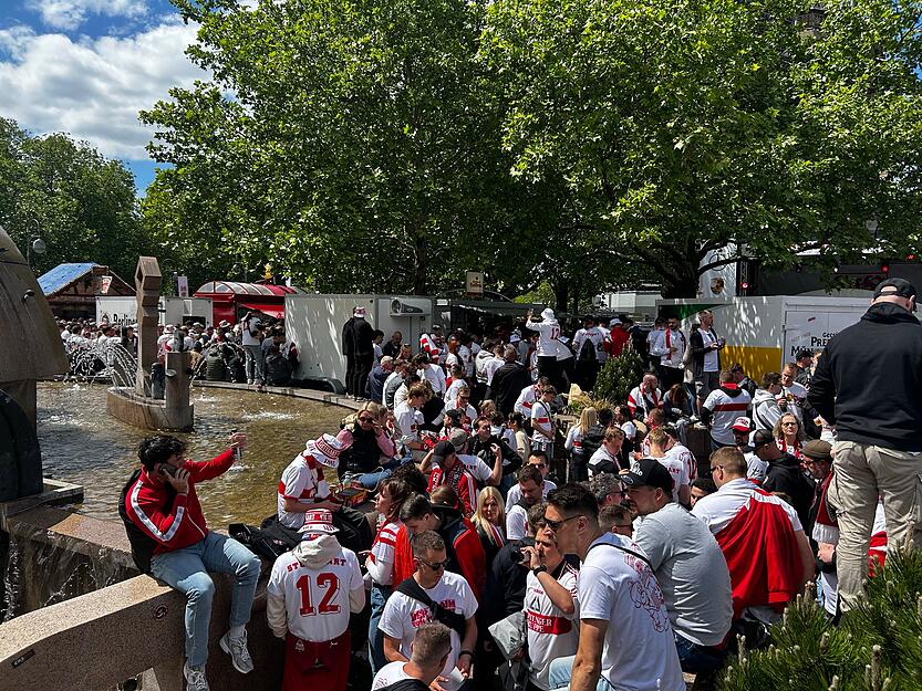 Das Wetter ist gut in Berlin, die Stimmung bei den VfB-Fans auch.
