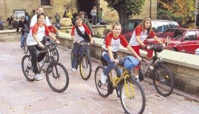 Anstrengend, aber auch lustig: 180 Konfirmandinnen und Konfirmanden radelten am Sonntag, wie hier in Güglingen.Foto: Heinz Banzhaf Anstrengend, aber auch lustig: 180 Konfirmandinnen und Konfirmanden radelten am Sonntag, wie hier in Güglingen.Foto: Heinz Banzhaf