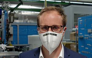 Thomas Gaugler mit der angelegten Mund-Nase-Maske inklusive Klammer.