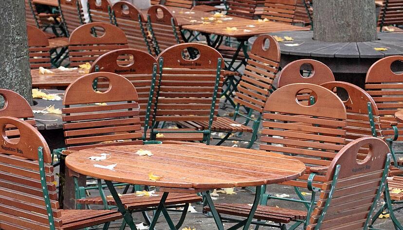 Neben den Umsatzsorgen machen den Gastst&auml;tten und Hotelbetrieben auch Personalprobleme zu schaffen. Foto: lagom/stock.adobe.com