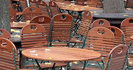 Neben den Umsatzsorgen machen den Gastst&auml;tten und Hotelbetrieben auch Personalprobleme zu schaffen. Foto: lagom/stock.adobe.com