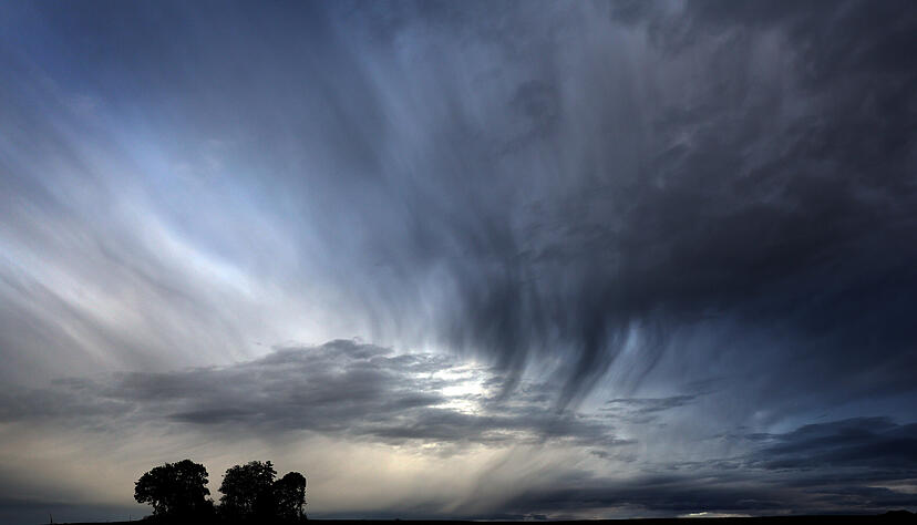 Dichte Regenwolken ziehen am Sonntagabend über Baden-Württemberg.
