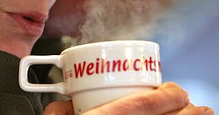 Neben dem Weihnachtsmarkt-Klassiker Gl&uuml;hwein (Foto) wird auf vielen Veranstaltungen auch &bdquo;Lumumba&ldquo; ausgeschenkt. Am Namen des Kakao-Hei&szlig;getr&auml;nks mit Schuss scheiden sich die Geister.