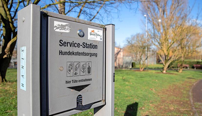 Bei Hundestationen wie dieser im Wertwiesenpark erhalten Hundehalter kostenlose Beutel und können benutzte Tüten dort auch entsorgen. Bei Hundestationen wie dieser im Wertwiesenpark erhalten Hundehalter kostenlose Beutel und können benutzte Tüten dort auch entsorgen.
