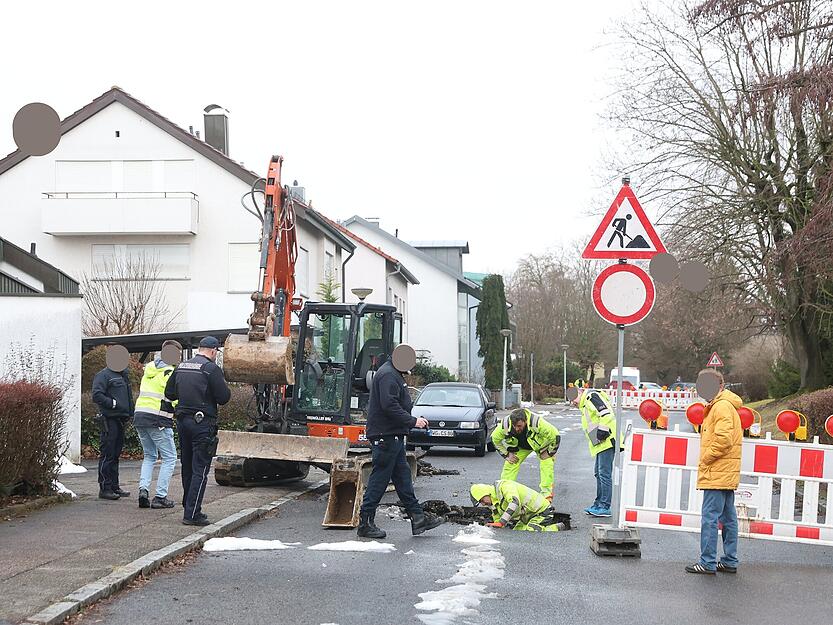 Ein gro&szlig;es Loch in der Fahrbahn zeigt die Folgen eines mutma&szlig;lichen Wasserrohrbruchs.
