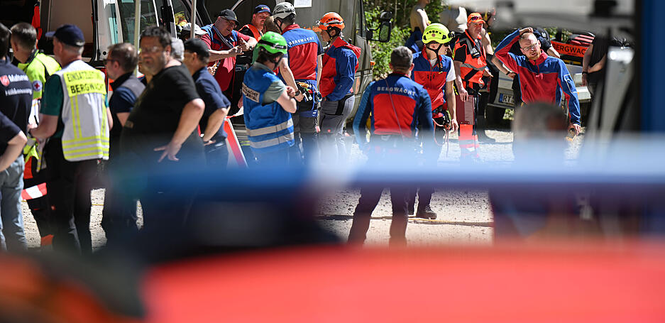 Zahreiche Einsatzkr&auml;fte stehen bei einem Rettungseinsatz in der Falkensteiner H&ouml;hle auf der Schw&auml;bischen Alb bereit.