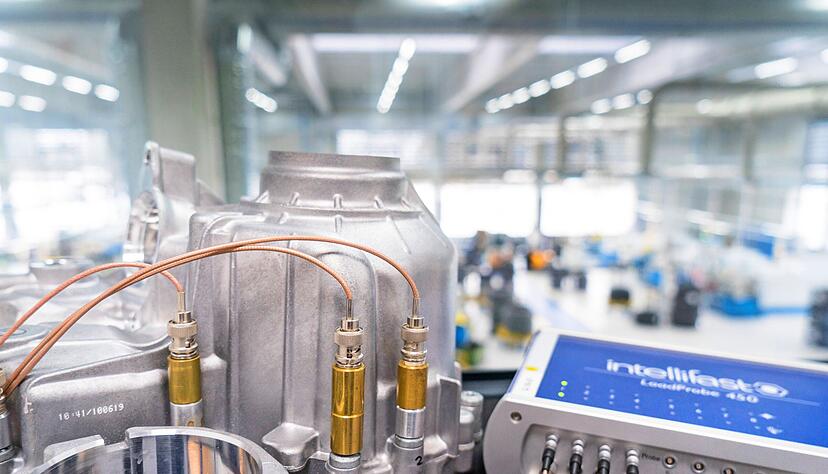 Auch die Qualit&auml;tssicherung spielt eine wichtige Rolle bei der Verbindungstechnik: Mit Hilfe von Ultraschallmesstechnik k&ouml;nnen Vorspannkr&auml;fte ermittelt werden.
Foto: Arnold Umformtechnik