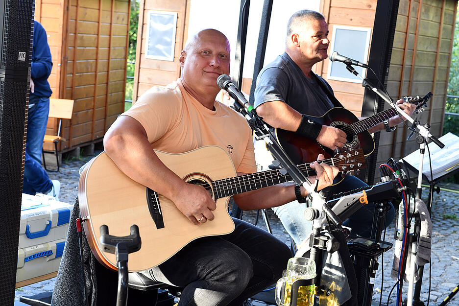Alexander Krone und Stephan Sept spielen beim Linsafamer Hocketse in Neckargartach auf.
