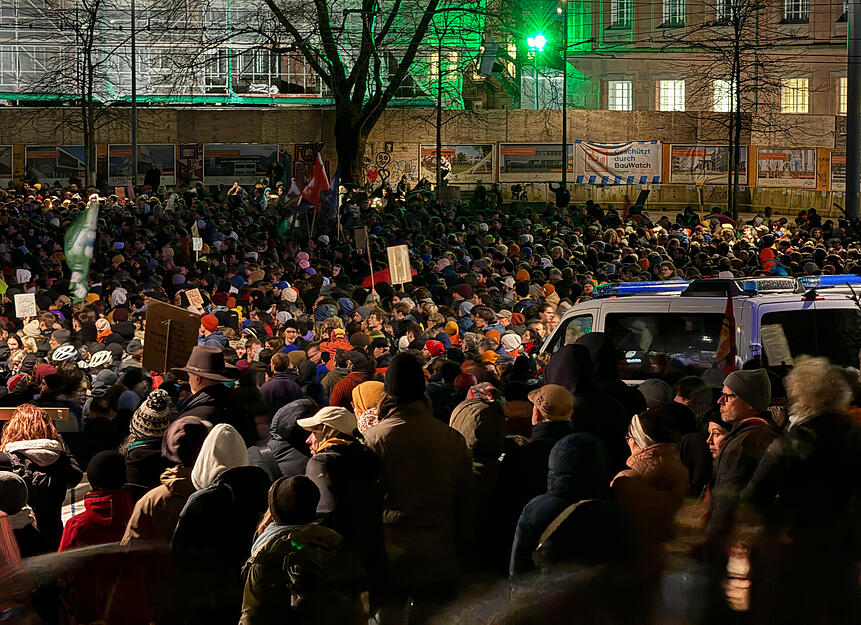 Anlass war das kürzlich bekannt gewordene Rechten-Treffen in einer Villa in Potsdam. Zur der Kundgebung aufgerufen hatte ein Bündnis lokaler Partei-Jugendorganisationen. Anlass war das kürzlich bekannt gewordene Rechten-Treffen in einer Villa in Potsdam. Zur der Kundgebung aufgerufen hatte ein Bündnis lokaler Partei-Jugendorganisationen.
