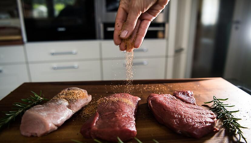 Zartes Fleisch gelingt auch ohne künstlichen Zartmacher - etwa mit Fleischklopfer oder selbstgemachter Marinade. Zartes Fleisch gelingt auch ohne künstlichen Zartmacher - etwa mit Fleischklopfer oder selbstgemachter Marinade.
