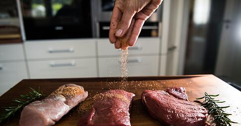 Zartes Fleisch gelingt auch ohne künstlichen Zartmacher - etwa mit Fleischklopfer oder selbstgemachter Marinade.