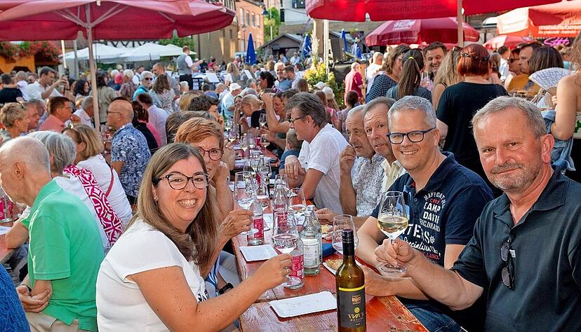 Es ist nicht nur das romantische Flair durch die idyllischen Gassen, die Fachwerkhäuser und die liebevoll mit Blumen dekorierten Stände oder das große kulinarische Angebot. Das Original Erlenbacher Weinfest ist auch deshalb ein
Besuchermagnet, weil es ein beliebter Treffpunkt ist.
Fotos: Berger
