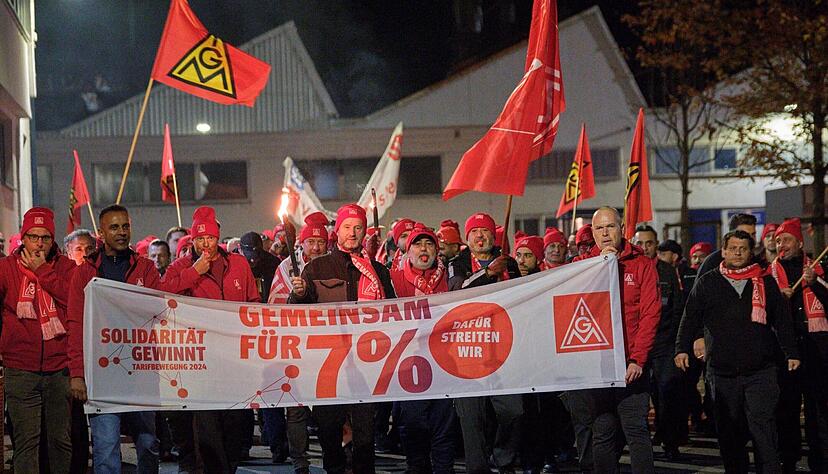 IG-Metall-Warnstreik: Rund 200 Beschäftigte am Dienstagnacht in Neckarsulm. IG-Metall-Warnstreik: Rund 200 Beschäftigte am Dienstagnacht in Neckarsulm.