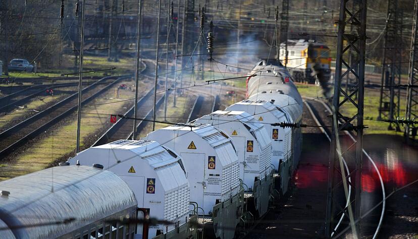 Bei dem Transport geht es um Abfälle, die nach der Wiederaufarbeitung von Brennelementen aus deutschen Atomkraftwerken übrig geblieben sind. Bei dem Transport geht es um Abfälle, die nach der Wiederaufarbeitung von Brennelementen aus deutschen Atomkraftwerken übrig geblieben sind.