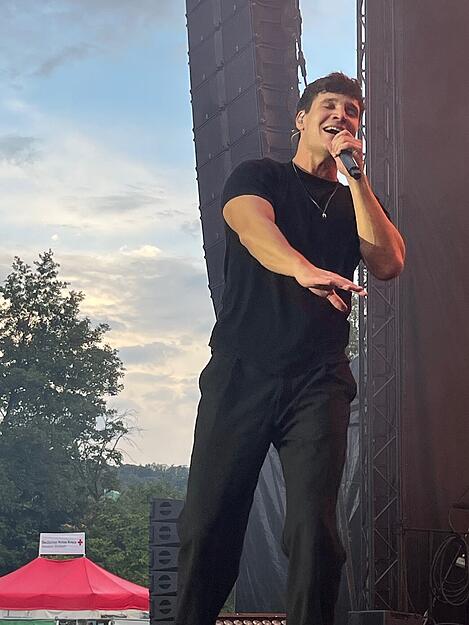 Auch unveröffentlichte Songs bekommen die Fans von Wincent Weiss in Mosbach zu hören.