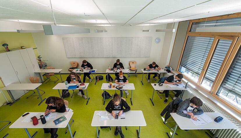 Schüler sitzen in einem Klassenzimmer. Schüler sitzen in einem Klassenzimmer.