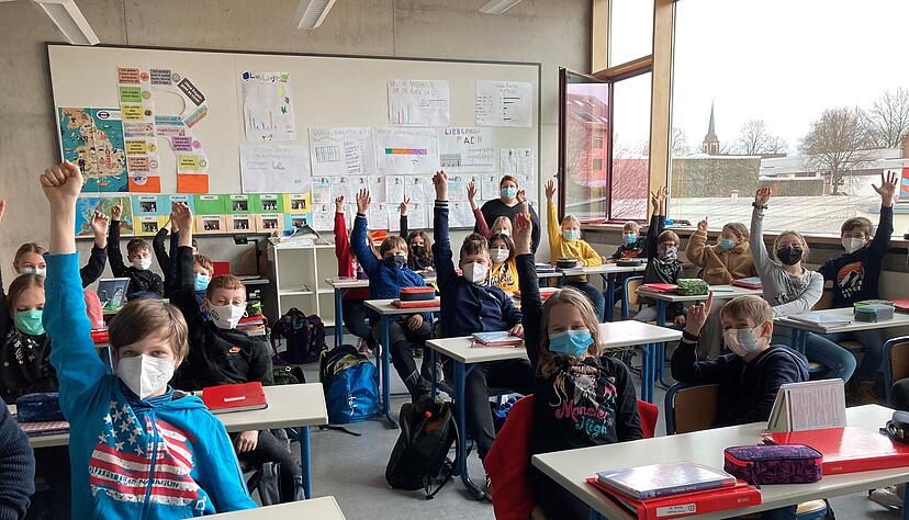 Ob sie sich freuen, wieder in der Schule zu sein? Alle Sch&uuml;ler dieser f&uuml;nften Klasse der Pestalozzischule Pfedelbach strecken bei der Frage. Sie sind gern zur&uuml;ck. Foto: Yvonne Tscherwitschke