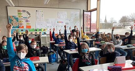 Ob sie sich freuen, wieder in der Schule zu sein? Alle Schüler dieser fünften Klasse der Pestalozzischule Pfedelbach strecken bei der Frage. Sie sind gern zurück. Foto: Yvonne Tscherwitschke