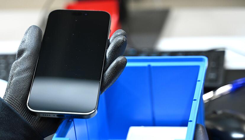 Ein gebrauchtes Smartphone wird general&uuml;berholt und f&uuml;r den Wiederverkauf flottgemacht. (Symbolbild)
