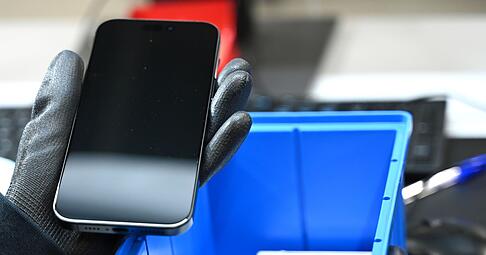 Ein gebrauchtes Smartphone wird general&uuml;berholt und f&uuml;r den Wiederverkauf flottgemacht. (Symbolbild)