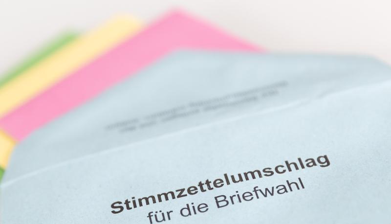 Wahlscheine, farbige Umschläge und Unterschriften: Damit nichts schiefläuft, enthalten die Briefwahl-Unterlagen auch ein verständliches Infoblatt.