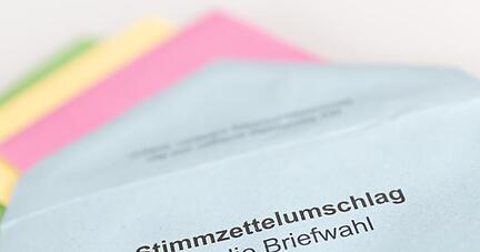 Wahlscheine, farbige Umschläge und Unterschriften: Damit nichts schiefläuft, enthalten die Briefwahl-Unterlagen auch ein verständliches Infoblatt.