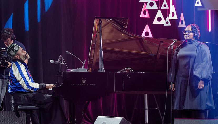 Der Musiker Nduduzo Makhathini erhielt eine Auszeichnung. Der Musiker Nduduzo Makhathini erhielt eine Auszeichnung.